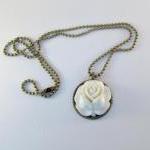 Vintage Style Necklace With Offwhite Flower