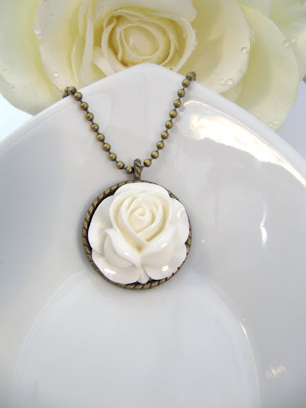 Vintage Style Necklace With Offwhite Flower
