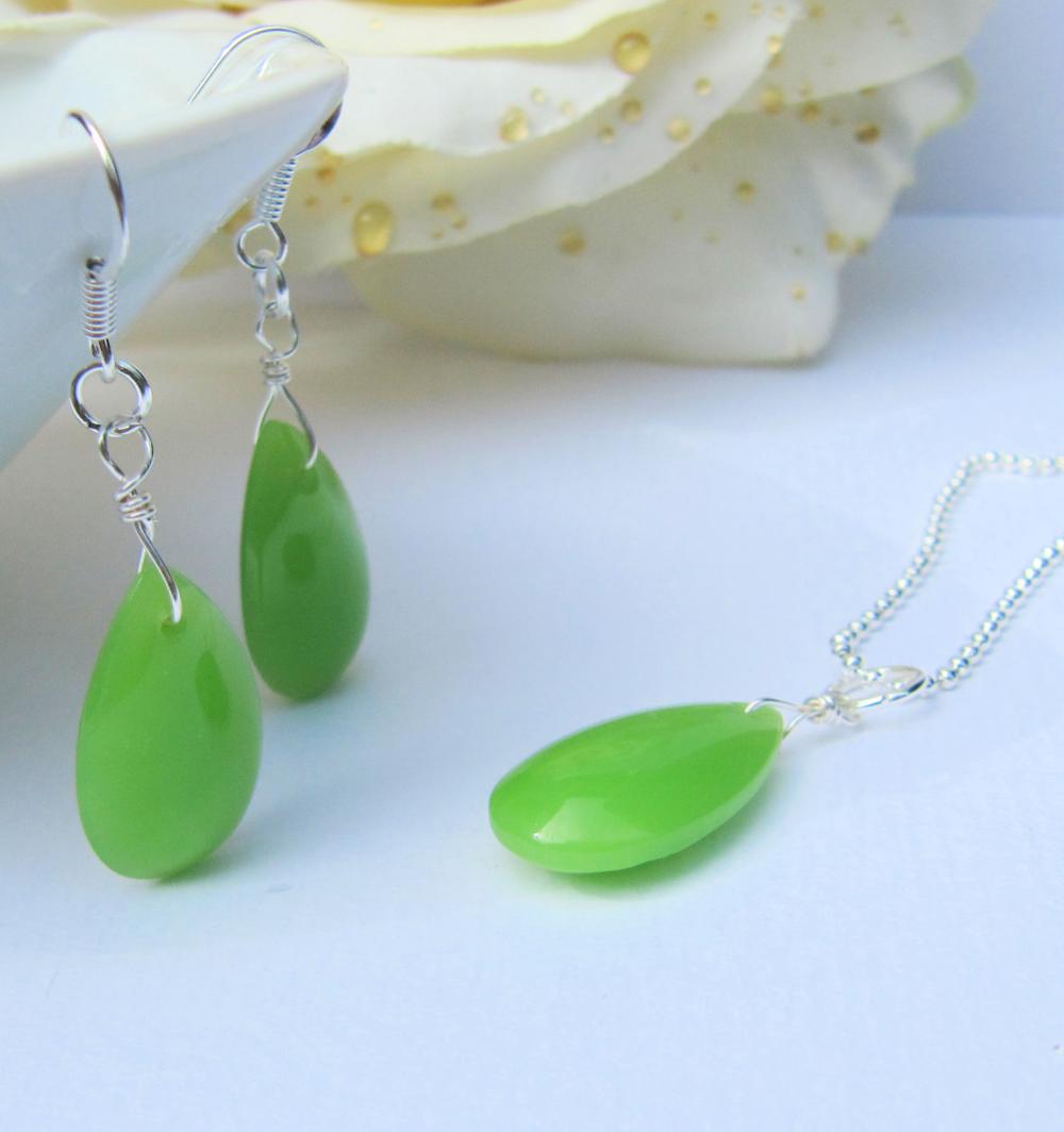 Jewelry Set. Apple Green Jade Necklace And Matching Earrings